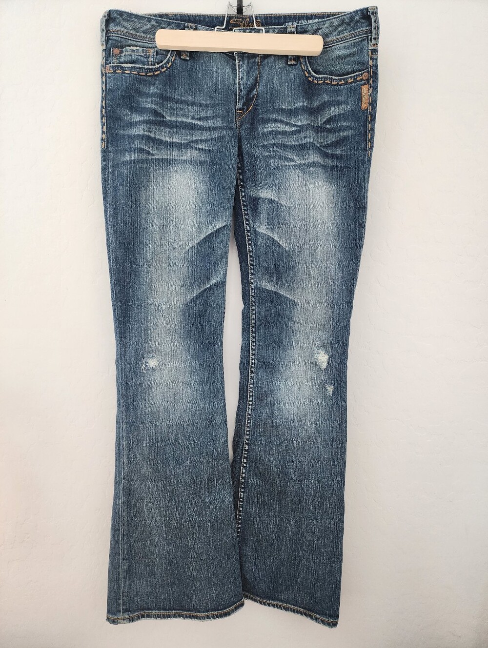Silver Jeans Women’s Pioneer Distressed Bootcut Jeans, Blue, 33x33